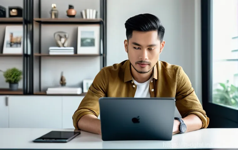 디지털 노마드의 소셜 미디어 활용 - A young Thai woman, in her late 20s, with a warm smile, is comfortably working on her laptop at a ru...